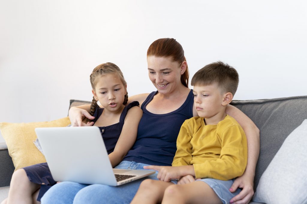 Acompañar a tus hijos en sus primeros pasos por internet les enseña