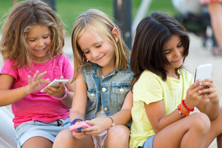 ¿Cuándo debemos dar a los niños su primer móvil?
