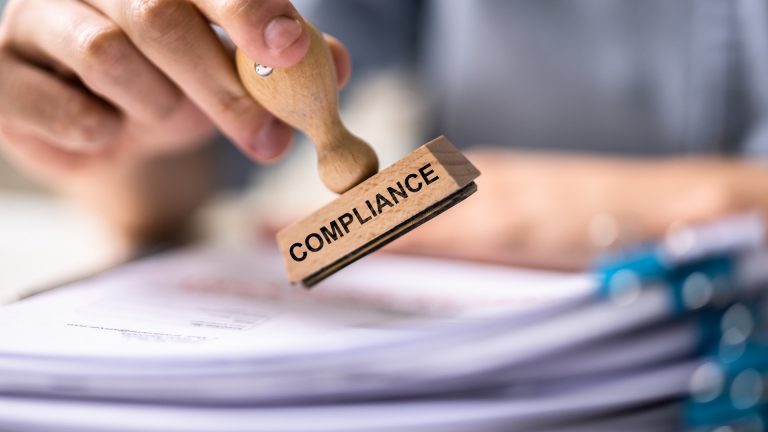 Descubre la importancia del compliance corporativo y cómo implementarlo para garantizar el cumplimiento normativo y mejorar la reputación de tu empresa.