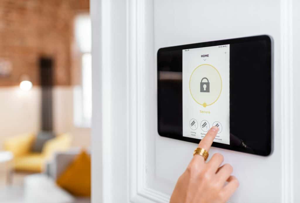 A la par que se han desarrollado tecnologías para la IoT, se han creado los sistemas para vulnerarlas saltando las medidas de seguridad.
