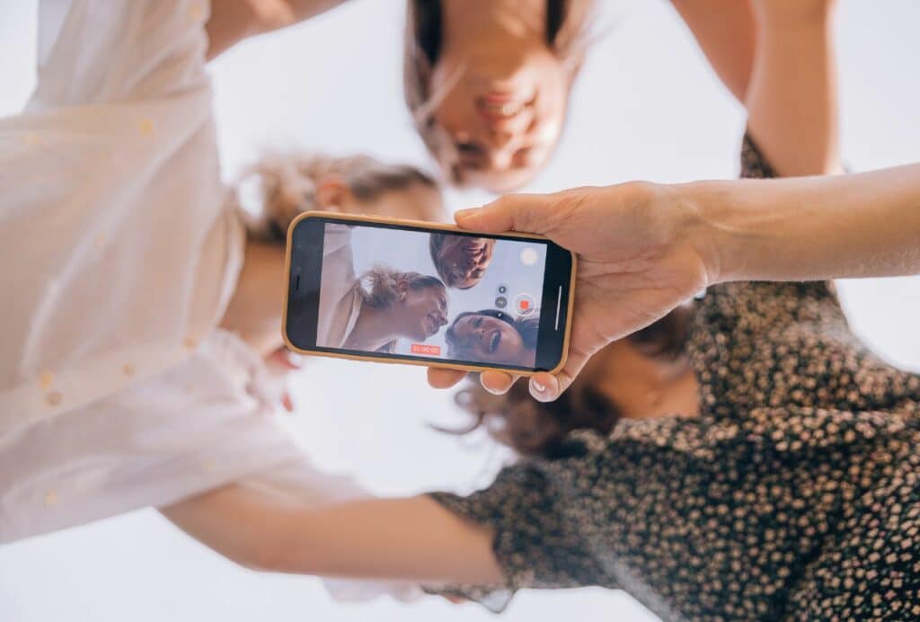Cada 30 de junio se celebra el Día de las Redes Sociales. Aunque nacieron como herramientas para conectar personas, hoy son también canales de comunicación corporativa, marketing, atención al cliente y reputación digital. Pero, tanta visibilidad, también hace crecer los riesgos: fugas de información, ciberataques, errores humanos o mal uso de datos personales. ¿Estamos usando las redes con responsabilidad y seguridad?