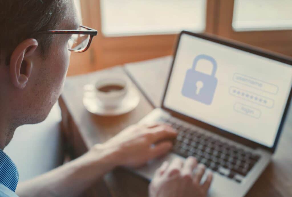 Enfoque Zero Trust: una estrategia de seguridad que parte de una premisa clara y directa: ningún usuario o dispositivo es de confianza por defecto.
