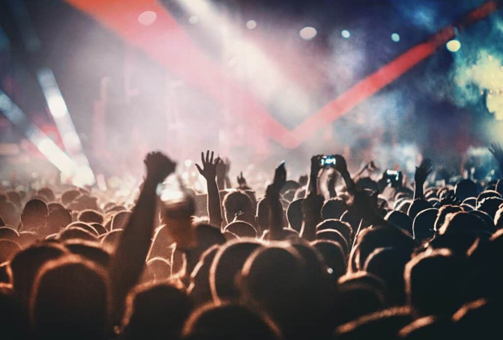 Si alguna vez has estado en un evento masivo de este tipo (conciertos, partidos, etc), te conviene saber qué implicaciones legales y éticas puede tener algo tan aparentemente inofensivo como una cámara en el estadio.