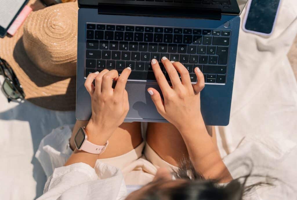 Disfrutar del descanso no significa descuidar la seguridad. Con estos consejos, puedes proteger tus datos personales y laborales incluso mientras tomas el sol: La prevención es tu mejor aliada. De hecho, te vamos a dar un bonus track de consejos: si estás de vacaciones lo mejor es desconectar del todo. Haz una verdadera desconexión digital, aleja también a los peques de las pantallas, y disfruta de las puestas de sol sin una pantalla de por medio.