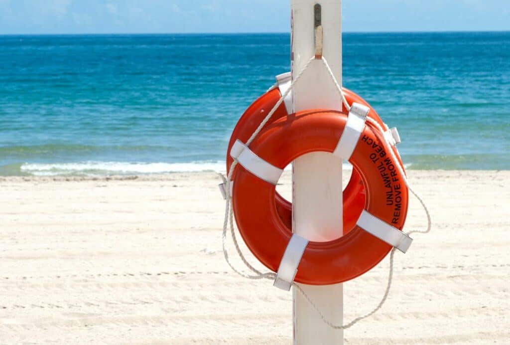 Estar ciberseguros no significa vivir con miedo, sino usar la tecnología con criterio. Basta con incorporar unos pocos hábitos y herramientas para proteger mejor nuestra información, tanto en casa como en el trabajo. Sea la época que sea. También en vacaciones.