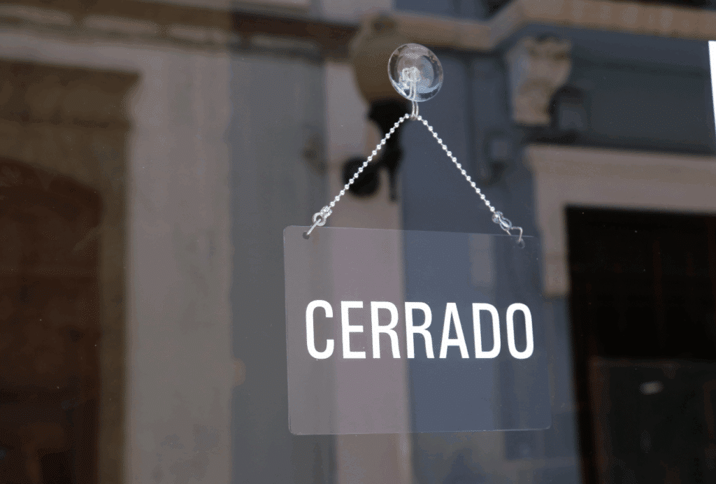 Tu equipo puede descansar y, de hecho, es obligatorio que tenga su desconexión digital, pero tu sistema de defensa no debería dormirse. La ciberseguridad en agosto es como el aire acondicionado: solo se nota cuando no está funcionando. Y cuando falta, puede salir caro.