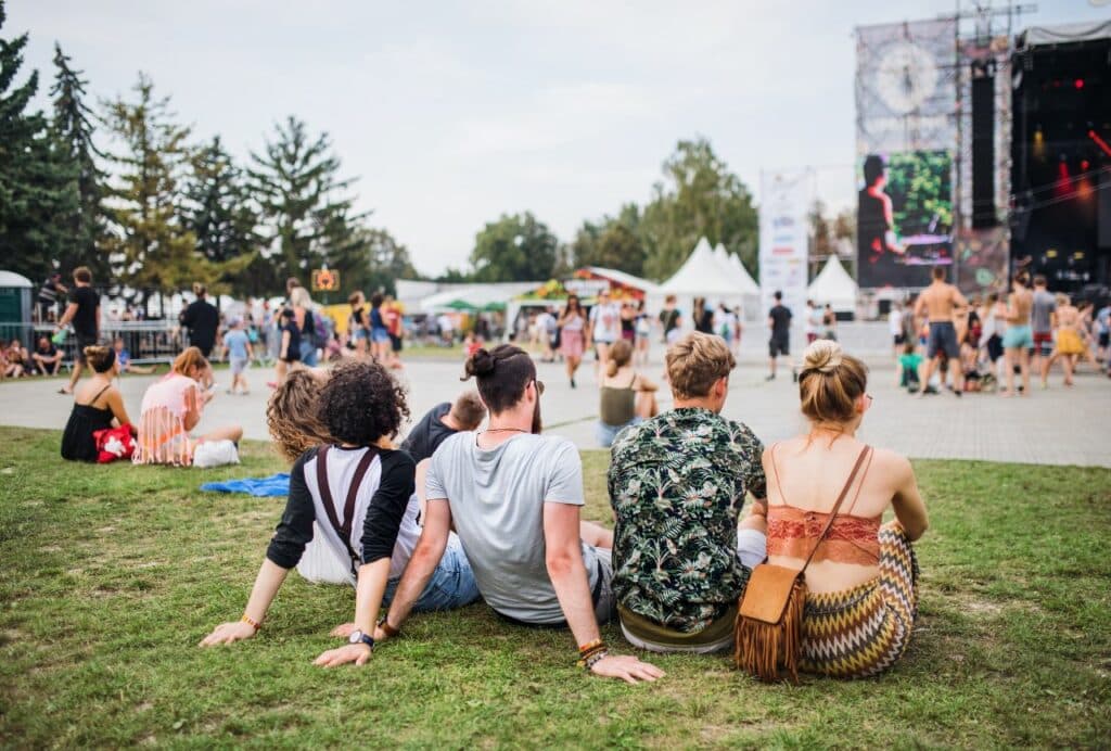 Al adquirir una entrada para un festival es normal que tengas que dar datos personales básicos: nombre y apellidos, correo electrónico, teléfono de contacto e incluso tu DNI o fecha de nacimiento (por ejemplo, para verificar tu edad si el evento tiene restricciones de menores).