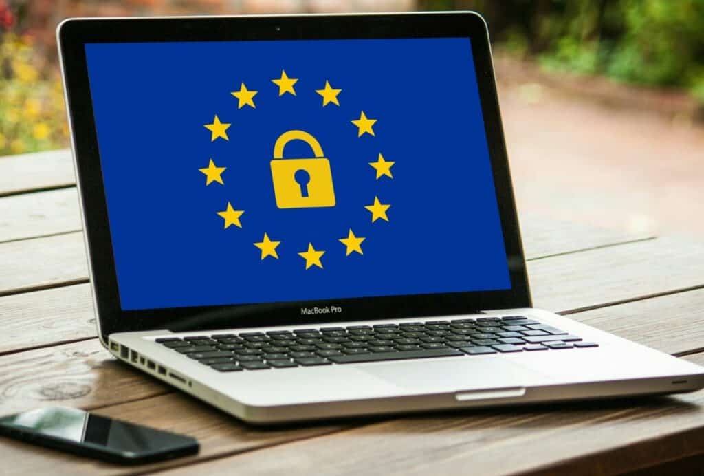 El Data Act, lejos de ser solo un nuevo obstáculo legal, es una oportunidad de crecimiento. Entender cómo se relaciona con el RGPD te permitirá no solo evitar sanciones, sino también generar confianza con tus clientes al demostrar que su información está segura y bajo su control.