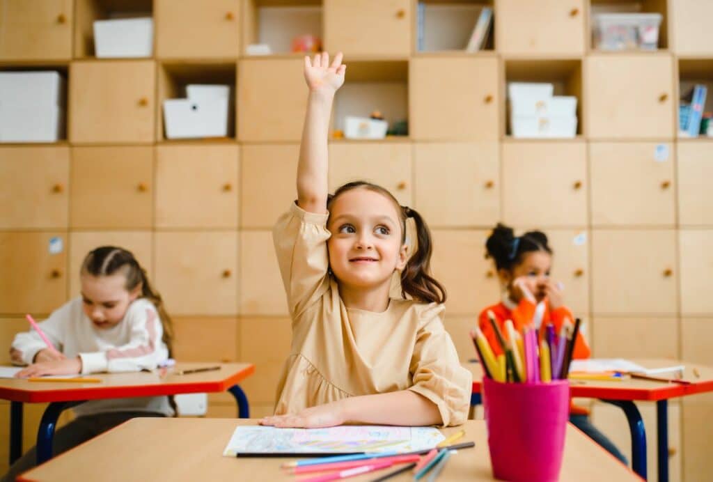 La privacidad en centros educativos es un trabajo en equipo entre colegios y familias. Con un lenguaje claro, sentido común y cumpliendo la ley, es posible lograr que este nuevo curso sea seguro y respetuoso con la intimidad de nuestros menores. La vuelta al cole es una oportunidad ideal para revisar y reforzar estas medidas.