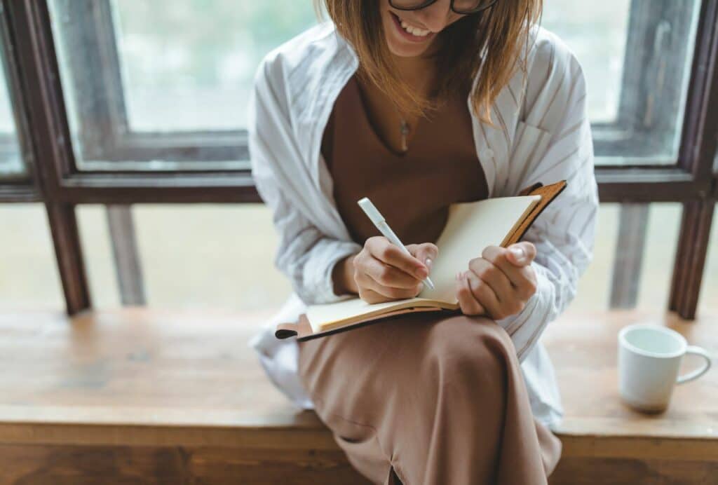 Septiembre es perfecto para poner orden y asegurarte de que tu negocio cumple con la ley y protege los datos de todos. Este checklist no es simple burocracia: es tranquilidad y confianza. Empieza por uno o dos puntos y ve avanzando. Cada pequeño ajuste cuenta, y si necesitas ayuda adaptando estas tareas a tu empresa, podemos guiarte paso a paso.