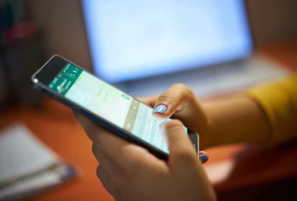 La vuelta al cole suele traer consigo la creación de grupos de WhatsApp entre padres, madres e incluso profesores para coordinar actividades escolares. Estos chats comunitarios facilitan la comunicación inmediata y la organización del día a día, pero también conllevan riesgos en materia de privacidad y protección de datos personales. Además de muchas bromas y memes y el deseo de algunos padres y madres de silenciarlos indefinidamente cuando hay excesivo ruido.