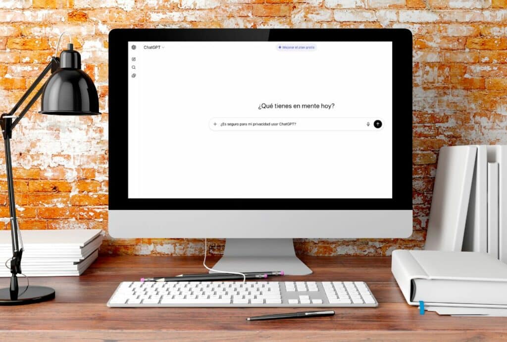 Aunque ChatGPT no navega por internet ni accede directamente a tus archivos, lo que escribes en una conversación puede ser registrado. OpenAI, la empresa que lo desarrolla, utiliza parte de estas interacciones para mejorar el modelo. Esto se hace a través de revisiones humanas y procesos de entrenamiento.