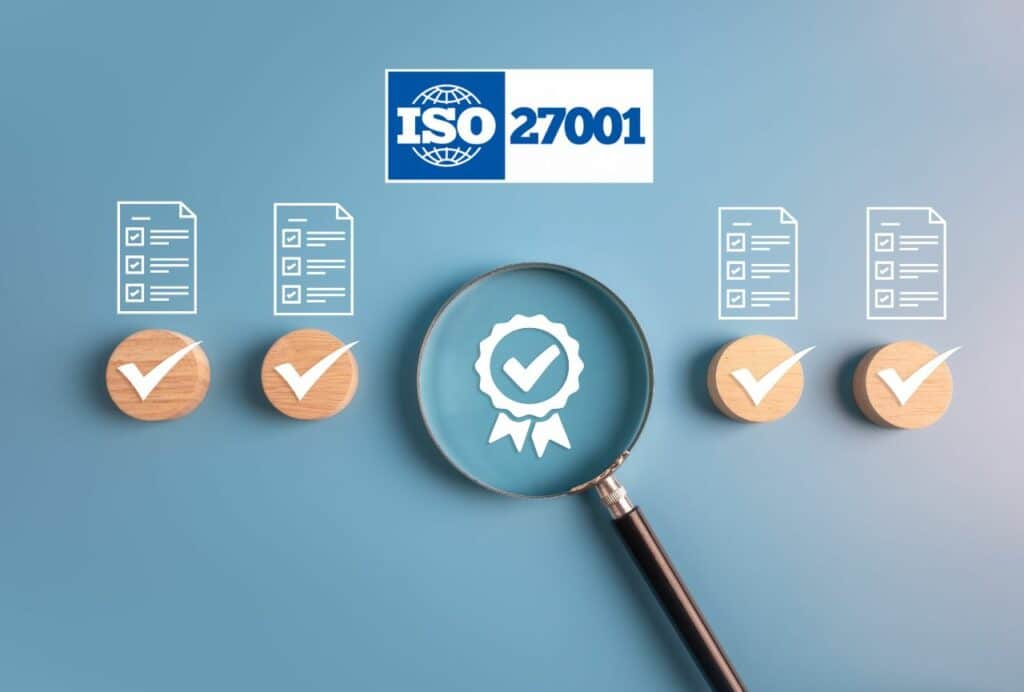 La norma ISO 27001 es el estándar internacional más reconocido en gestión de la seguridad de la información. Su versión 2013 marcó un antes y un después, pero la tecnología, las amenazas y las exigencias regulatorias han evolucionado. Por eso, en 2022 se publicó la nueva actualización.