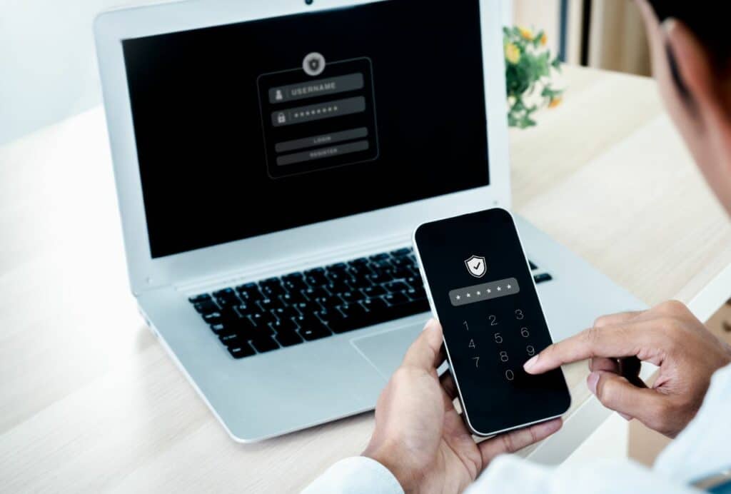 En muchos casos, los ciberataques no van dirigidos directamente contra grandes empresas, sino contra sus proveedores más pequeños. Estos suelen tener menos recursos y medidas de seguridad, lo que los convierte en un punto de entrada atractivo para los atacantes. Un ejemplo claro son los ataques a cadenas de suministro, donde un fallo en un software o servicio externo se convierte en la puerta trasera hacia tu negocio.