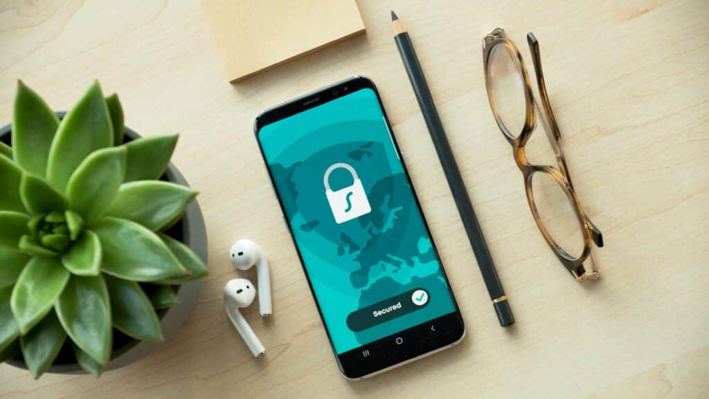 El Mes de la Ciberseguridad nos recuerda que la protección digital es una responsabilidad compartida. Se trata de adoptar hábitos seguros en tu día a día, como si te pusieras el cinturón de seguridad en el coche. Con pequeños cambios, puedes marcar una gran diferencia y con formación en ciberseguridad y una revisión periódica de los puntos vulnerables de tu empresa, contarás con la prevención necesaria. Ahora que tienes las claves, ¿aceptas el reto de ganar a un hacker en inteligencia?