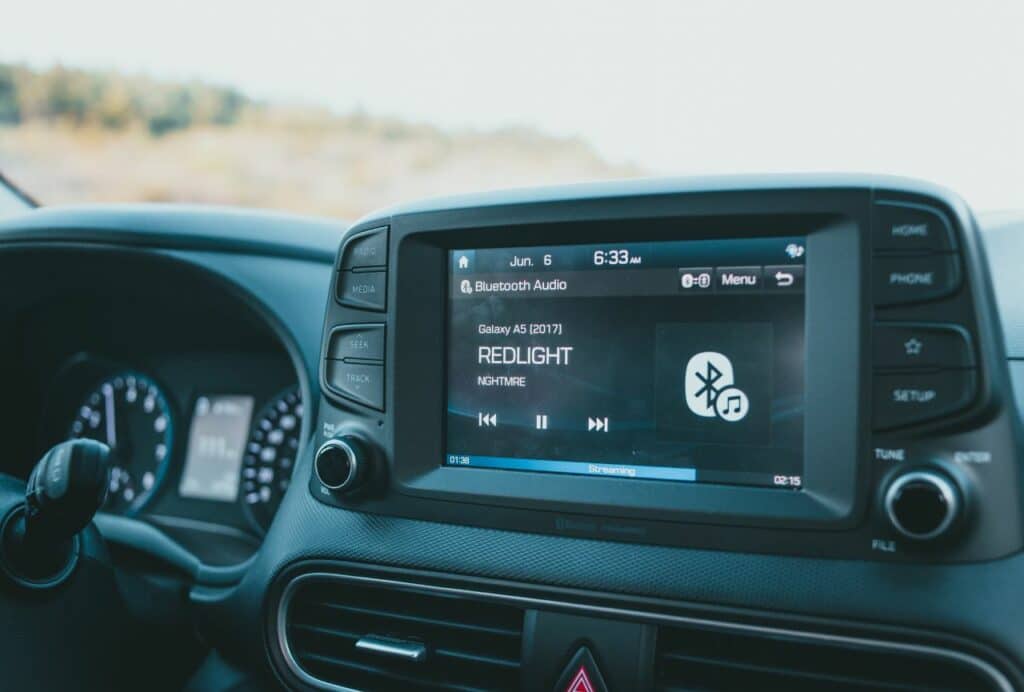 El cumplimiento TISAX (Trusted Information Security Assessment Exchange), un modelo de referencia que establece un nivel común de seguridad y confianza entre fabricantes, proveedores y socios tecnológicos del sector, se ha convertido en un sistema que marca la diferencia en la automoción moderna. 