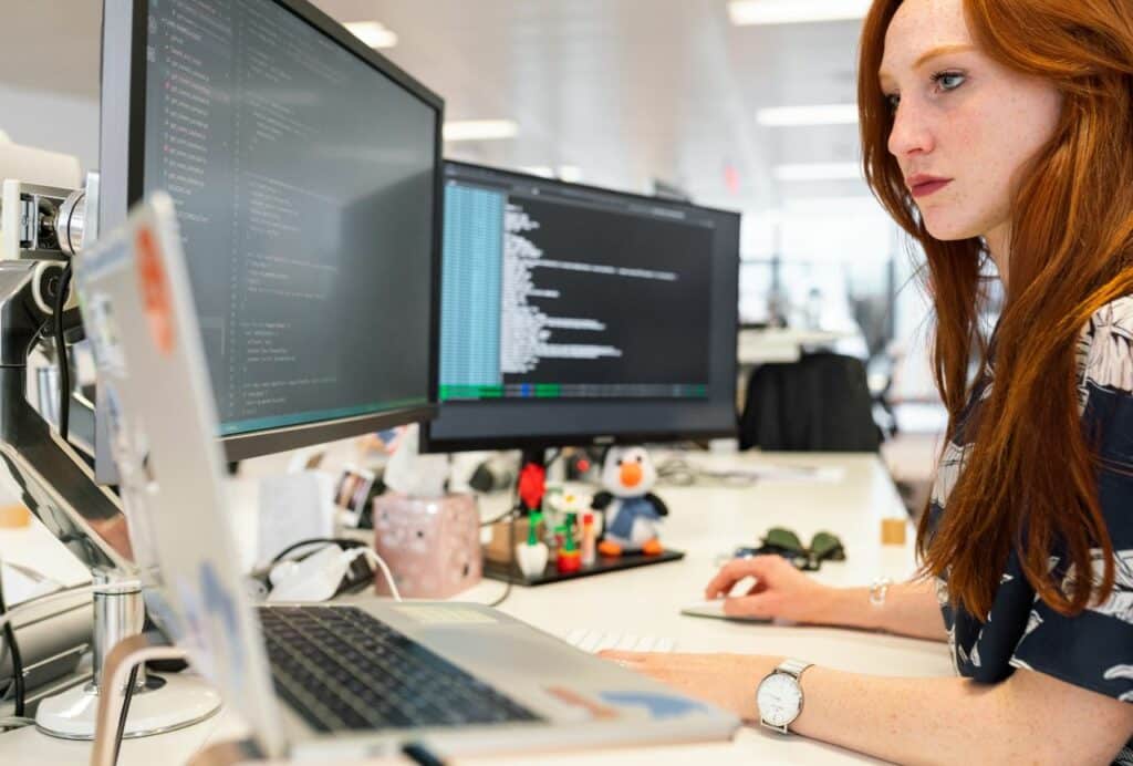 Los directivos no necesitan ser expertos en ciberseguridad, pero sí hacer las preguntas correctas. Preguntar, escuchar y exigir claridad es parte de su rol de liderazgo. La próxima vez que te reúnas con tu responsable de IT o CISO, recuerda que tu empresa no solo se mide por sus resultados, sino también por su capacidad de protegerlos.