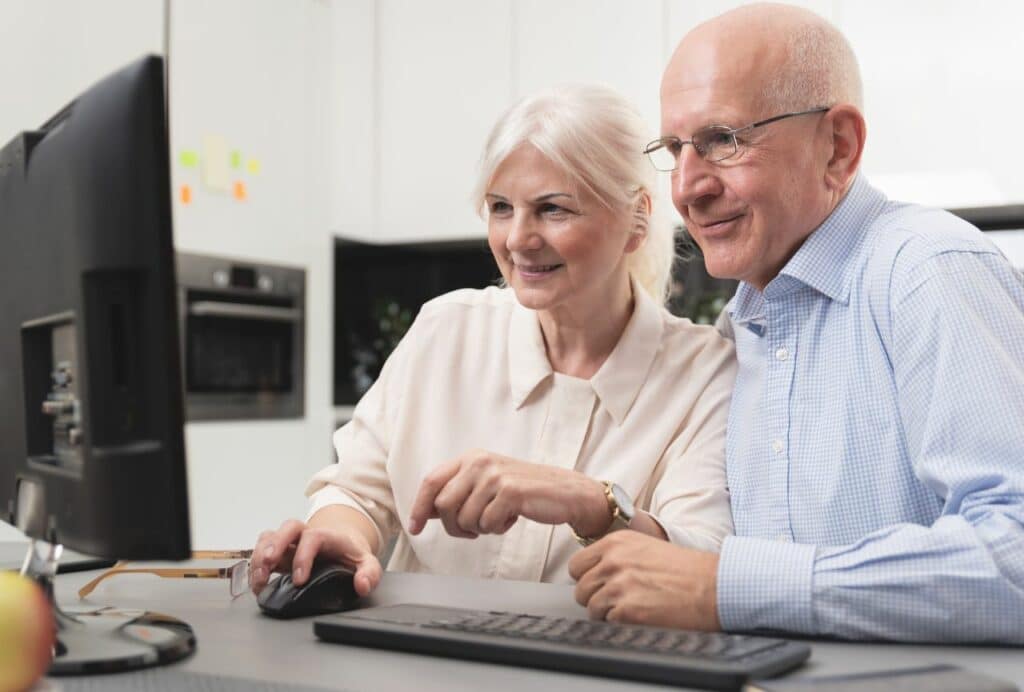 Las personas mayores con menos recursos, acompañamiento digital limitado o dispositivos antiguos enfrentan un riesgo desproporcionado de ciberataques que explotan la urgencia, la confianza o la suplantación de identidad.