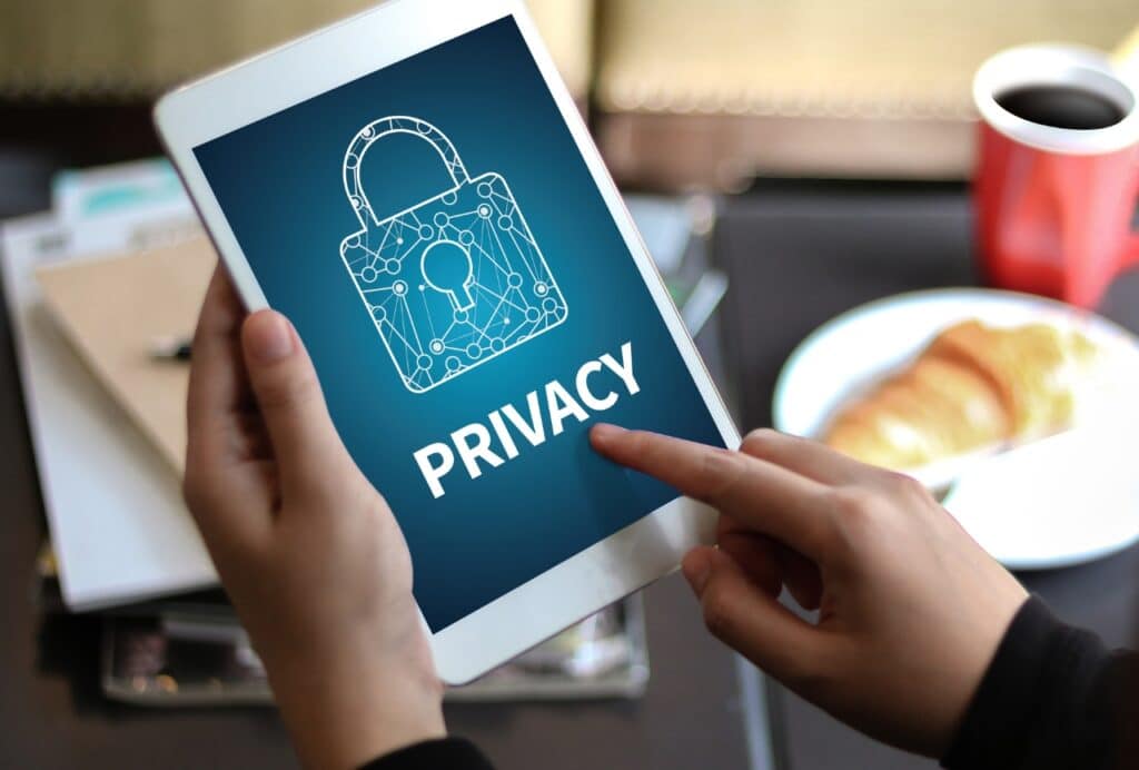 La propuesta europea conocida como Chat Control lleva más de dos años generando debate, y la reciente posición adoptada por el Consejo de la UE el 26 de noviembre de 2025 ha reactivado la conversación pública y empresarial.