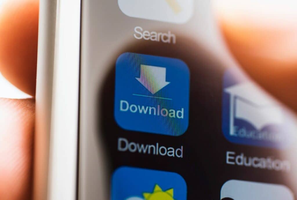 El Shadow IT es el uso de aplicaciones, dispositivos, servicios o sistemas tecnológicos para trabajar sin que hayan sido autorizados o supervisados por la organización. Puede incluir desde cuentas personales de almacenamiento hasta herramientas de inteligencia artificial utilizadas para procesar información corporativa.