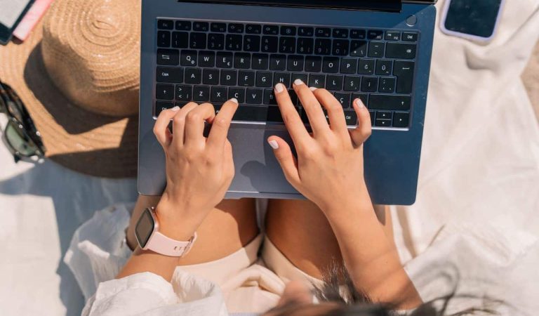 Disfrutar del descanso no significa descuidar la seguridad. Con estos consejos, puedes proteger tus datos personales y laborales incluso mientras tomas el sol: La prevención es tu mejor aliada. De hecho, te vamos a dar un bonus track de consejos: si estás de vacaciones lo mejor es desconectar del todo. Haz una verdadera desconexión digital, aleja también a los peques de las pantallas, y disfruta de las puestas de sol sin una pantalla de por medio.