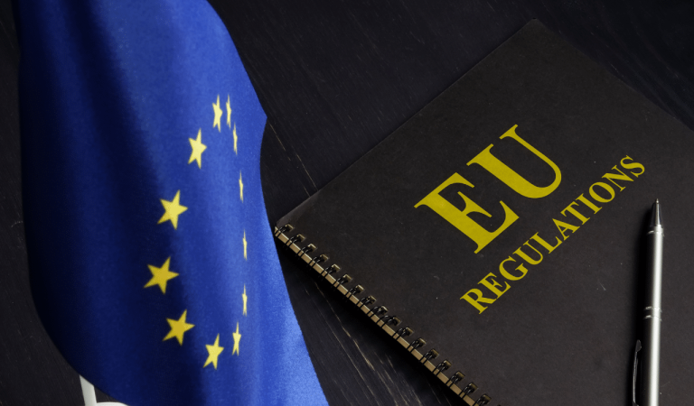La Unión Europea ha impulsado la Ley de Ciberresiliencia (CRA), la primera norma que exige seguridad digital desde el diseño.