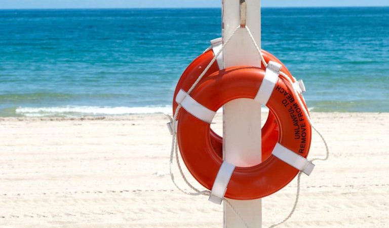 Estar ciberseguros no significa vivir con miedo, sino usar la tecnología con criterio. Basta con incorporar unos pocos hábitos y herramientas para proteger mejor nuestra información, tanto en casa como en el trabajo. Sea la época que sea. También en vacaciones.