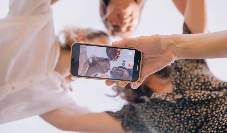 Cada 30 de junio se celebra el Día de las Redes Sociales. Aunque nacieron como herramientas para conectar personas, hoy son también canales de comunicación corporativa, marketing, atención al cliente y reputación digital. Pero, tanta visibilidad, también hace crecer los riesgos: fugas de información, ciberataques, errores humanos o mal uso de datos personales. ¿Estamos usando las redes con responsabilidad y seguridad?