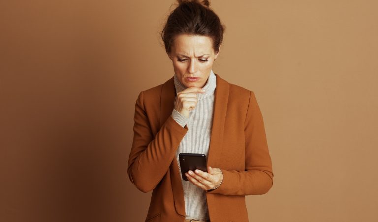 Cuando leemos noticias acerca de sanciones por incumplimiento del RGPD o multas en materia de protección de datos, solemos pensar de inmediato en multas millonarias impuestas a gigantes tecnológicos. Sin embargo, la realidad de nuestro tejido empresarial es muy distinta. Cada vez más pequeñas y medianas empresas (pymes) están siendo sancionadas por incumplimientos relacionados con el tratamiento de datos personales. Pensar que "mi negocio es demasiado pequeño para que se fijen en él" es uno de los errores más frecuentes entre autónomos y pymes, y también uno de los que puede acabar resultando más caro.