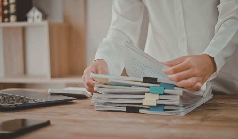 Los estándares internacionales constituyen una herramienta clave para mejorar la gestión empresarial, optimizar procesos y reducir riesgos. No obstante, su verdadero valor no reside en la certificación, sino en su correcta aplicación e integración en la organización.Las empresas que los implementan de forma estratégica no solo cumplen requisitos, sino que logran ser más competitivas, resilientes y eficientes en un entorno global.