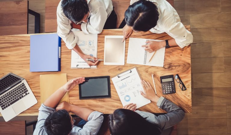 La urgencia normativa no avisa: una inspección, una auditoría o un nuevo requisito legal pueden obligar a las empresas a actuar en tiempo récord. En estos escenarios, la presión aumenta, los plazos se reducen y surge una pregunta clave: ¿cómo adaptarse a la normativa sin perder el control de los procesos internos? La respuesta no pasa por revisar toda la legislación de forma indiscriminada, sino por identificar prioridades, evaluar riesgos y actuar sobre los requisitos que tienen un impacto inmediato en la actividad de la empresa. Una gestión eficiente del cumplimiento normativo urgente permite reducir errores, evitar sanciones y tomar decisiones rápidas con mayor seguridad ¿Sabemos por dónde empezar cuando no hay tiempo que perder? La clave no está en leerlo todo de golpe, sino en saber priorizar.