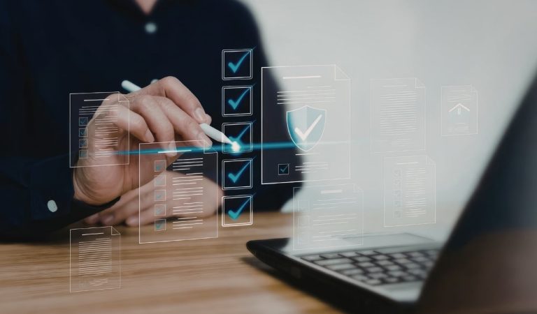 En 2026 el Compliance ya no puede depender únicamente de hojas de cálculo, revisiones manuales o controles dispersos. El aumento de las obligaciones regulatorias, junto con la necesidad de acreditar un cumplimiento normativo continuo, obliga a las organizaciones a demostrar cumplimiento normativo constante, ordenado y trazable, no únicamente cuando llega el momento de una auditoría o revisión externa.