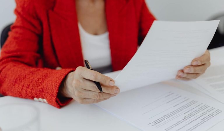 Muchas empresas ya utilizan inteligencia artificial en procesos críticos sin haber identificado todavía el riesgo regulatorio que implica. Automatizas decisiones sin revisarlas. Filtras currículums con herramientas inteligentes, priorizas clientes con algoritmos o delegas respuestas en sistemas automatizados. Todo parece eficiente… Sin embargo, el enfoque del futuro AI Act europeo no se centra en la herramienta utilizada, sino en el impacto que esa inteligencia artificial tiene sobre las personas. Y ahí es donde muchas empresas ya están operando en escenarios considerados de alto riesgo por el Reglamento Europeo de Inteligencia Artificial sin ser conscientes.