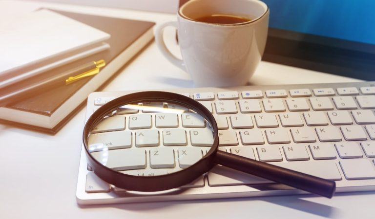 Cumplir con una normativa de seguridad no siempre significa estar realmente protegido. Muchas organizaciones disponen de políticas, procedimientos, controles documentados y auditorías superadas, pero no siempre han comprobado si esas medidas resistirían ante un ataque real. Esta diferencia entre “tener la seguridad definida” y “tener la seguridad validada” puede generar una falsa sensación de protección. En este contexto, el pentesting o prueba de intrusión se convierte en una herramienta clave para pasar del cumplimiento formal a la seguridad demostrable.