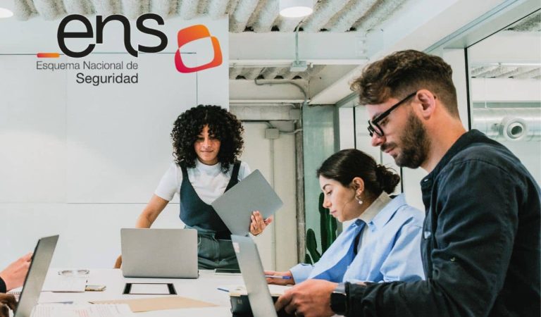 La prestación de servicios a la Administración Pública ya no depende únicamente de la experiencia, la capacidad técnica o la competitividad económica de una oferta. Cada vez con mayor frecuencia, los organismos públicos requieren garantías sólidas en materia de seguridad, control, continuidad y trazabilidad. En este contexto, el Esquema Nacional de Seguridad (ENS), se ha consolidado como un requisito esencial para proveedores tecnológicos, consultoras, plataformas SaaS y empresas que gestionan información o prestan servicios vinculados al sector público.