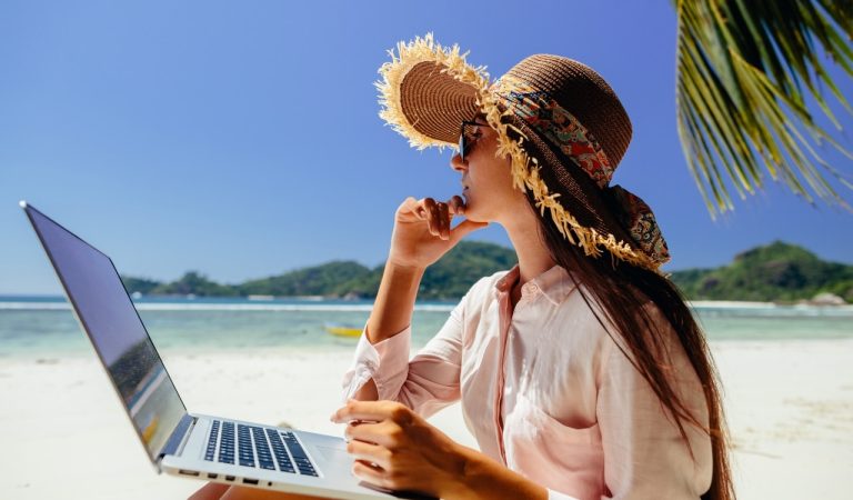 El teletrabajo, los modelos híbridos y la movilidad han cambiado la forma de trabajar. Hoy muchas decisiones se toman fuera de la oficina, desde casa, en viajes o a través de herramientas digitales. Pero surge una pregunta clave: si el equipo ya no está físicamente reunido, ¿cómo se asegura la empresa de que se cumplen las normas internas, la protección de datos y las obligaciones de compliance? La respuesta no está en vigilar más, sino en anticiparse mejor.