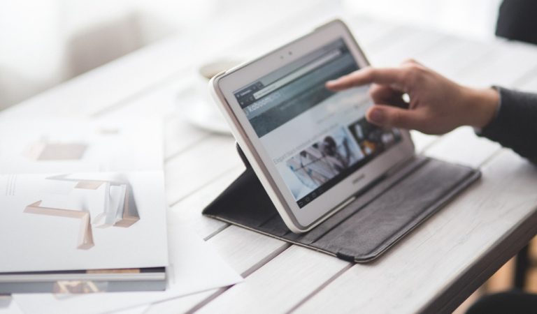 El Reglamento General de Protección de Datos (RGPD) lleva años en vigor, pero las sanciones por incumplimiento siguen aumentando. Lo más sorprendente es que no se trata de errores complejos o situaciones extraordinarias. Las multas suelen deberse a fallos cotidianos en las empresas: cláusulas de privacidad mal redactadas, una gestión incorrecta de los derechos de los usuarios o sistemas de tratamiento de datos mal configurados. Si quieres cumplir con el RGPD y evitar riesgos legales, estos son los pasos clave que debes seguir.