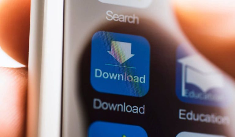 El Shadow IT es el uso de aplicaciones, dispositivos, servicios o sistemas tecnológicos para trabajar sin que hayan sido autorizados o supervisados por la organización. Puede incluir desde cuentas personales de almacenamiento hasta herramientas de inteligencia artificial utilizadas para procesar información corporativa.