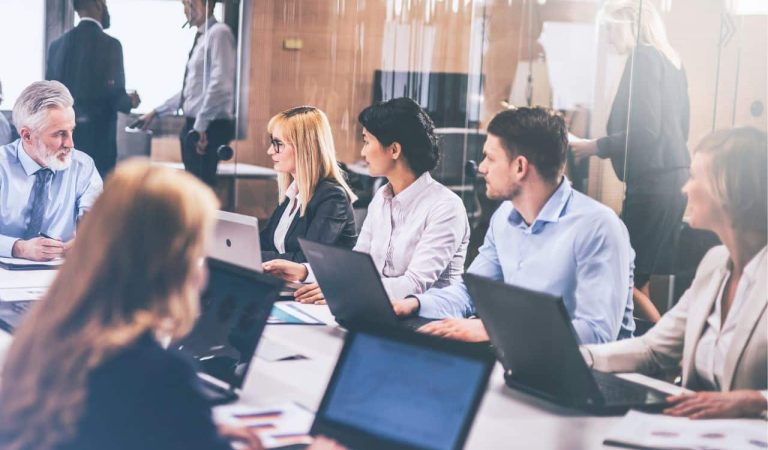 La protección de datos y la seguridad de la información no entienden de épocas. Una empresa preparada no es la que reacciona cuando aparece un problema, sino la que ha previsto cómo actuar antes de que ocurra.