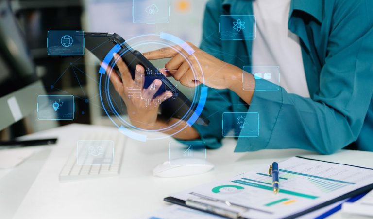 La inteligencia artificial que utiliza hoy una empresa puede tener capacidades muy diferentes a las que tenía hace solo unos meses.. Los proveedores incorporan nuevas funciones, aparecen agentes capaces de ejecutar tareas de forma autónoma y los empleados encuentran nuevos usos para estas herramientas.