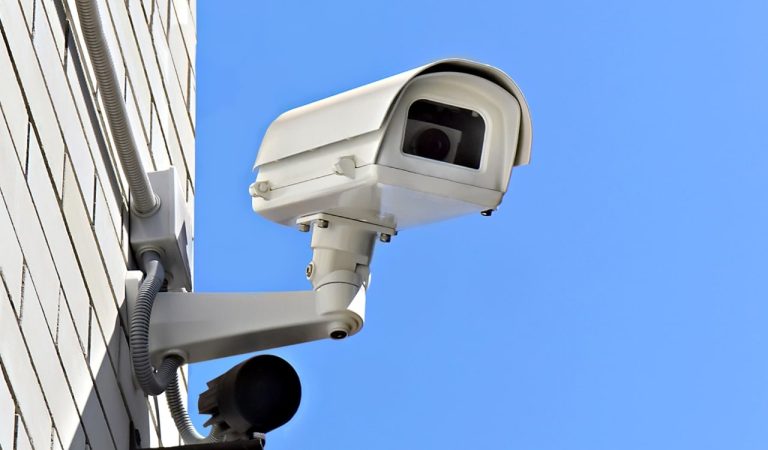 La videovigilancia en oficinas y comercios no está prohibida en España, pero su uso está estrictamente regulado por la normativa de protección de datos que, cada día cobra más importancia. A pesar de ello, no es extraño ver sanciones por la normativa de protección de datos (AEPD) a corporaciones que no aplican bien la normativa por errores que son fácilmente corregibles. Por ello, resulta fundamental conocer y aplicar correctamente los requisitos legales en materia de videovigilancia para garantizar el cumplimiento normativo y evitar riesgos legales. A continuación, se recogen los aspectos clave que toda organización debe tener en cuenta.