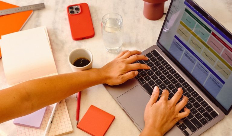 El uso de dispositivos personales en el trabajo, conocido como BYOD (Bring Your Own Device), es una práctica cada vez más extendida en empresas y organizaciones. Cada vez es más habitual que los empleados utilicen sus propios móviles, portátiles o tablets en el entorno laboral, lo que aporta mayor flexibilidad, movilidad y eficiencia. Sin embargo, el BYOD también introduce importantes desafíos en materia de seguridad de la información, protección de datos y control empresarial, que es fundamental conocer y gestionar adecuadamente para evitar riesgos innecesarios y posibles incumplimientos normativos.