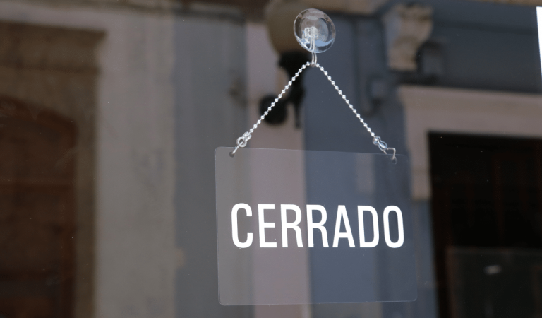 Tu equipo puede descansar y, de hecho, es obligatorio que tenga su desconexión digital, pero tu sistema de defensa no debería dormirse. La ciberseguridad en agosto es como el aire acondicionado: solo se nota cuando no está funcionando. Y cuando falta, puede salir caro.