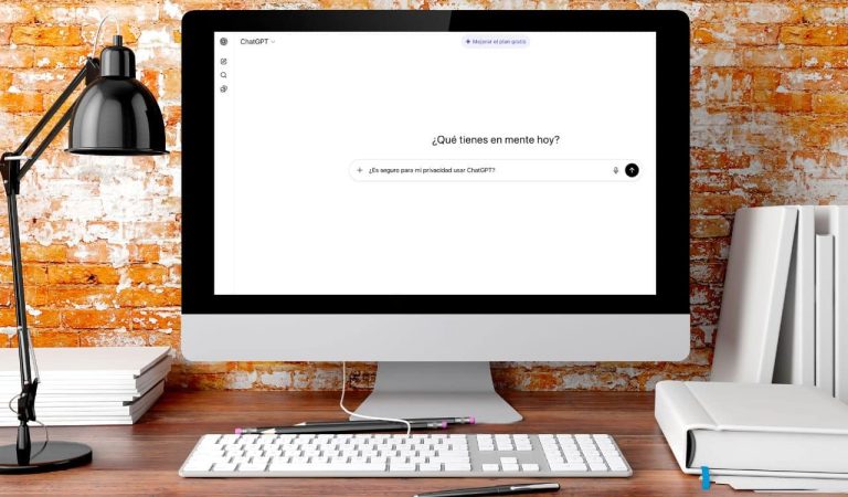 Aunque ChatGPT no navega por internet ni accede directamente a tus archivos, lo que escribes en una conversación puede ser registrado. OpenAI, la empresa que lo desarrolla, utiliza parte de estas interacciones para mejorar el modelo. Esto se hace a través de revisiones humanas y procesos de entrenamiento.