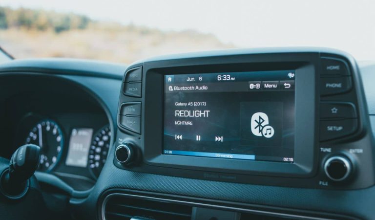 El cumplimiento TISAX (Trusted Information Security Assessment Exchange), un modelo de referencia que establece un nivel común de seguridad y confianza entre fabricantes, proveedores y socios tecnológicos del sector, se ha convertido en un sistema que marca la diferencia en la automoción moderna. 