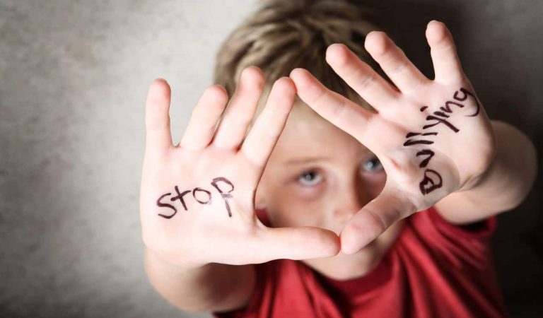 El acoso —también en su versión online— es evitable y se puede prevenir, pero exige detectarlo a tiempo y tomar las medidas necesarias y concertadas. Este doloroso recordatorio debe transformarse en una determinación inquebrantable para que cada actor –familia, escuela, sociedad- asuma su papel de forma inmediata y efectiva.