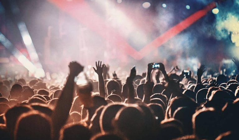 Si alguna vez has estado en un evento masivo de este tipo (conciertos, partidos, etc), te conviene saber qué implicaciones legales y éticas puede tener algo tan aparentemente inofensivo como una cámara en el estadio.
