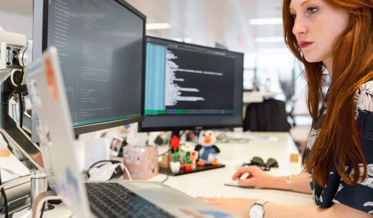 Los directivos no necesitan ser expertos en ciberseguridad, pero sí hacer las preguntas correctas. Preguntar, escuchar y exigir claridad es parte de su rol de liderazgo. La próxima vez que te reúnas con tu responsable de IT o CISO, recuerda que tu empresa no solo se mide por sus resultados, sino también por su capacidad de protegerlos.