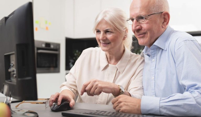 Las personas mayores con menos recursos, acompañamiento digital limitado o dispositivos antiguos enfrentan un riesgo desproporcionado de ciberataques que explotan la urgencia, la confianza o la suplantación de identidad.