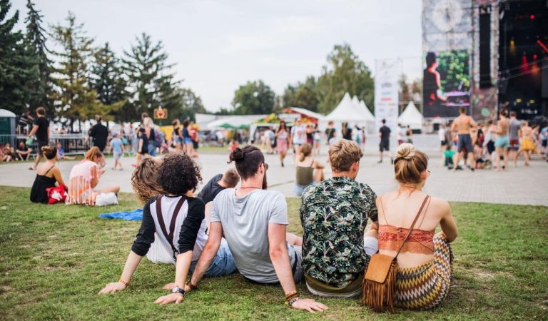 Al adquirir una entrada para un festival es normal que tengas que dar datos personales básicos: nombre y apellidos, correo electrónico, teléfono de contacto e incluso tu DNI o fecha de nacimiento (por ejemplo, para verificar tu edad si el evento tiene restricciones de menores).